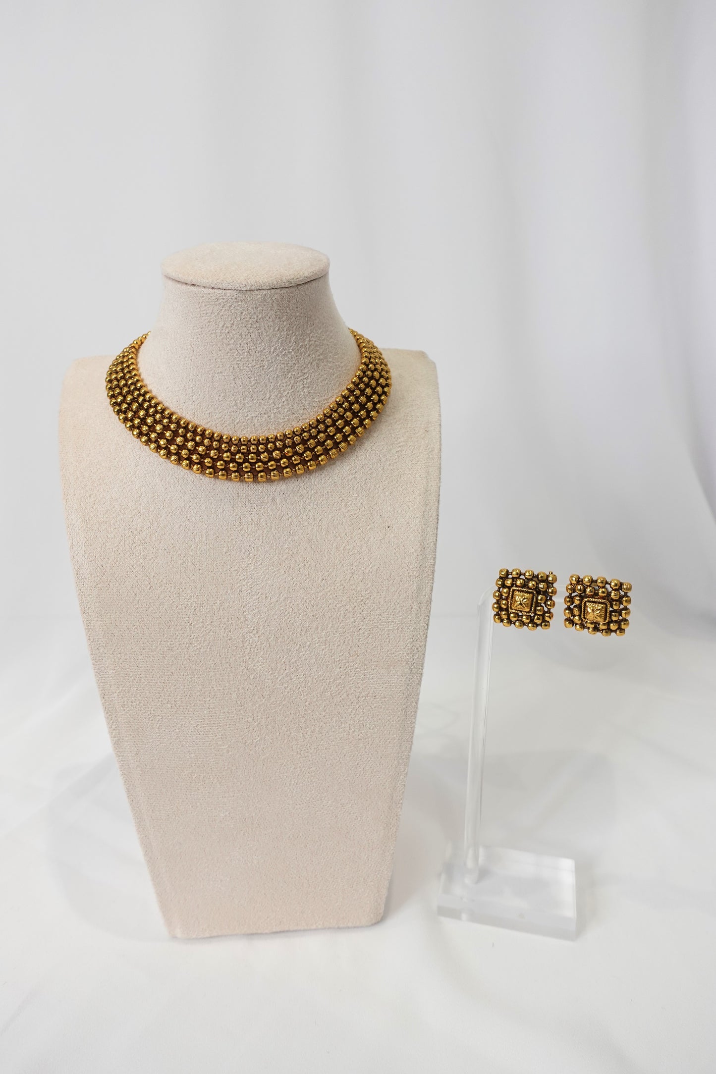 Antique Gold Tone Necklace - 173